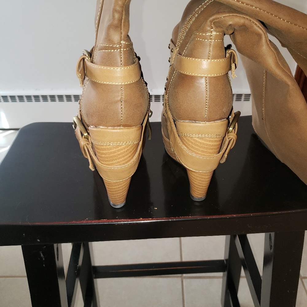 Boot - Picture 2 of 4